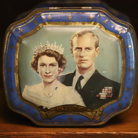 VINTAGE 1953 SOUVENIR CORONATION TIN QUEEN